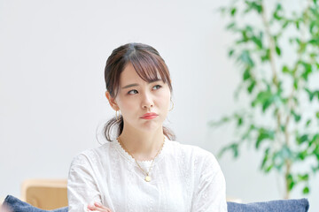 考える女性