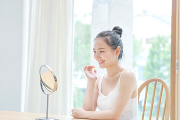 美容　鏡を見る女性