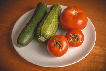 Verduras enteras en un plato