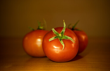 tomates sobre mesa de madera