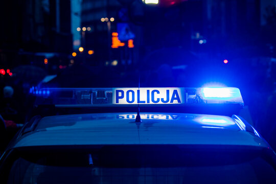 Policja - lampa sygnalizacyjno-ostrzegawcza, radiow&oacute;z policyjny, samoch&oacute;d policyjny