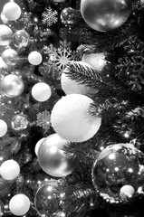 Fototapeta na wymiar Albero di Natale addobbato con palline e decorazioni