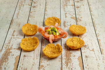 Cebiche con patacón y aguacate