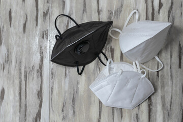Tres mascarillas sobre la mesa