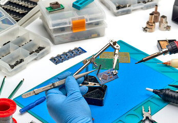 DIY-on the mounting table is an Arduino microprocessor unit and a tool for its Assembly.Light...