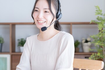 ヘッドセットをつけたアジア人女性