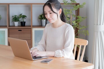 パソコン作業をする若い女性