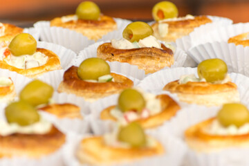 Pasabocas de hojaldre con aceitunas verdes