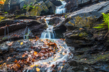 Obraz premium Augusta Canal Trail waterfall on rock slabs long shutter looking up