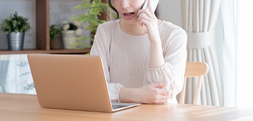 作業をする若いアジア人女性