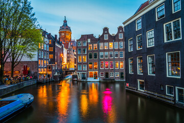 Obraz premium Beautiful evening illuminations of the stunning neo-Renaissance St Nicholas Church (1842) in the heart of Amsterdam