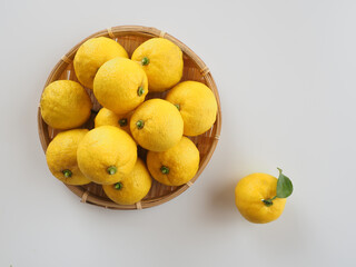 日本の柚子を白背景で