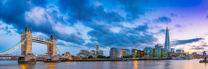 Obraz premium Panorama of Tower Bridge at sunset in London, UK