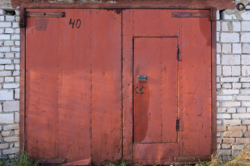iron garage doors with peeling paint