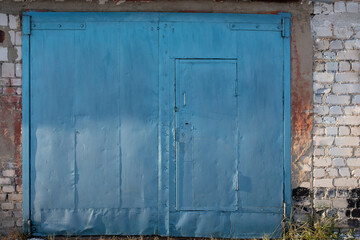 iron garage doors with peeling paint