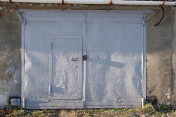 iron garage doors with peeling paint