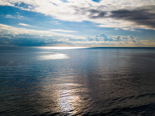 Obraz premium seascape. calm sea and clouds in the sky. calmness and meditation.