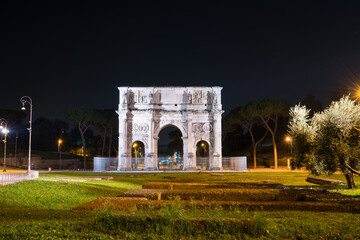 Fototapeta na wymiar Constantine arch at night in Rome, Italy