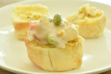 baked garlic bread dressing tuna and vegetable topping shrimp egg salad on plate