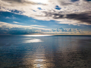 Naklejka premium seascape. calm sea and clouds in the sky. calmness and meditation.