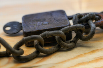 verrostetes altes Vorhängeschloss mit Stahlkette
