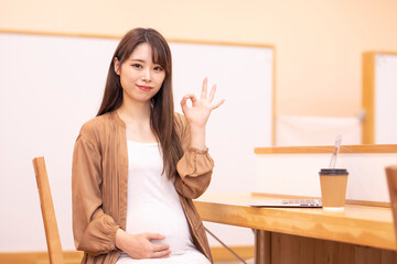 パソコンを使う妊婦
