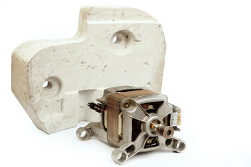 Unmounted washing machine engine with concrete weight block
