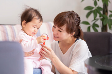 赤ちゃんと女性
