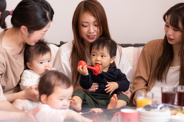 ベビーカフェでランチするママ友
