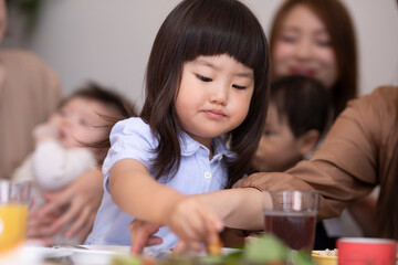 ホームパーティーをする女の子
