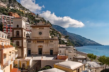 Die Kirche Santa Maria Assunta in Positano an der Amalfiküste in Kampanien, Italien 