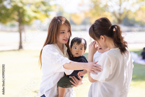 公園で遊ぶ子供とママ友 Wall Mural Wallpaper Murals Buritora