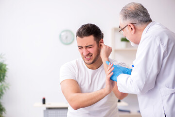 Obraz premium Young man visiting experienced doctor otolaryngologist