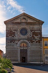 Fototapeta na wymiar Die Kirche Chiesa di San Francesco in Prato in der Toskana, Italien 