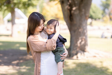 公園で遊ぶママと子供
