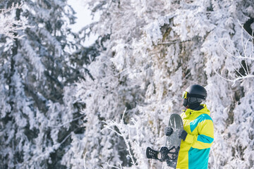 Fototapeta na wymiar man in ski equipment with snowboard