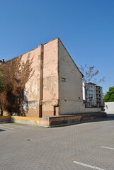 Hausrückseite auf Parkplatz