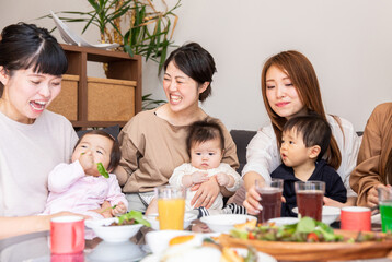ベビーカフェでランチするママ友
