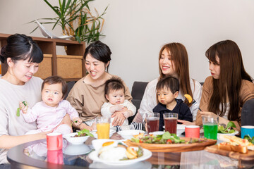 ベビーカフェでランチするママ友
