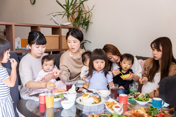 ベビーカフェでランチするママ友
