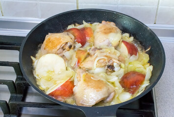  chicken cooked on a platter with apples and vegetables