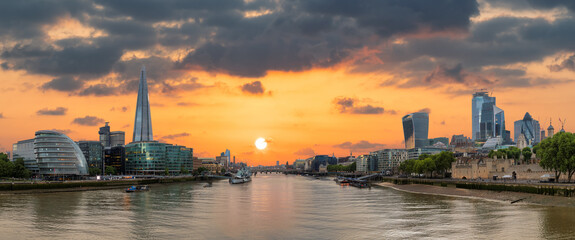 Naklejka premium Sunset at London City along the Thames river in London, United Kingdom.