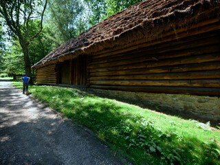Klimaty starych wiejskich zabudowań drewnianych wraz z ich charakterystycznymi elementami architektonicznymi