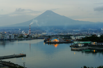 静岡県富士市の工場と富士山