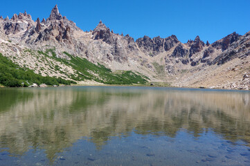 Fototapeta na wymiar Reflets des montagnes dans l'eau de la Laguna Toncek en Patagonie Argentine.