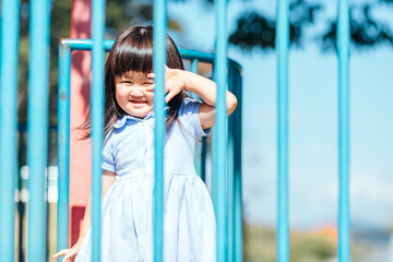 遊具で遊ぶ子供
