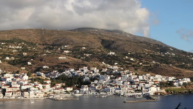 Hafen vom Ferienort Batsi auf der griechischen Kykladeninsel Andros im Sonnenuntergang als Zeitraffer