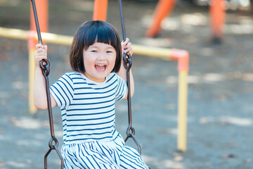 ブランコで遊ぶ女の子
