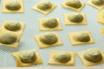 Raviolis con pasta fresca de espinacas.
