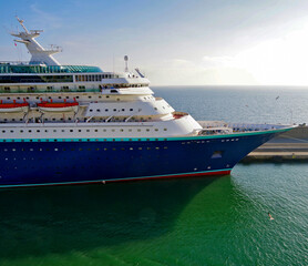 Kreuzfahrtschiff MS Sovereign von Pullmantur Cruises im Hafen von Civitavecchia, Italien